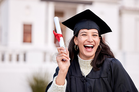 一位年轻女子的肖像 在毕业日持有她的文凭 (笑声)图片