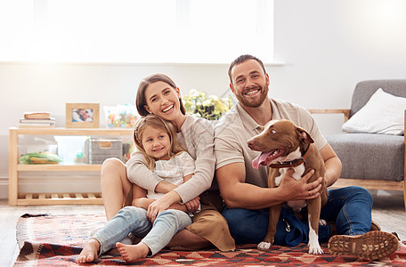 我们的小家庭 一个年轻家庭 和他们的狗坐在家里的客厅地板上拍到一整张照片图片