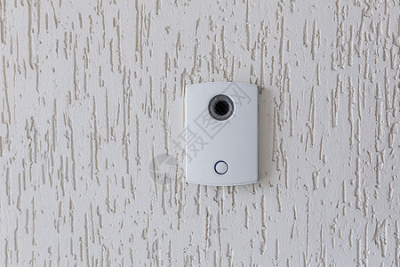 在白墙上或家中用摄像机锁定门铃 用于通信 办公或家用图片