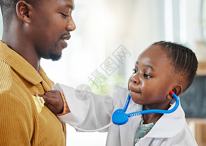 为我呼吸 一个小女孩在和父亲玩耍时 假装是一名医生 她是个小姑娘图片