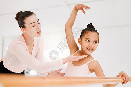 有个小女孩在舞蹈演播室和她的老师一起练芭蕾舞 她的心跳很慢图片