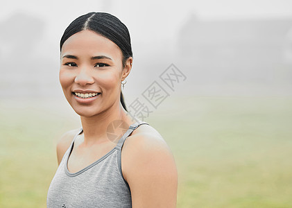 工作总是让我心情好点 剪裁出一个有吸引力的年轻女运动员在外面锻炼的肖像画图片