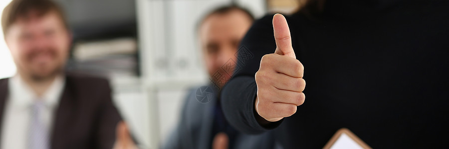 一群年轻商务人士乐于做大买卖的表演拇指举起手来裁剪手指商务伙伴展示男性协议文档战略老板图片