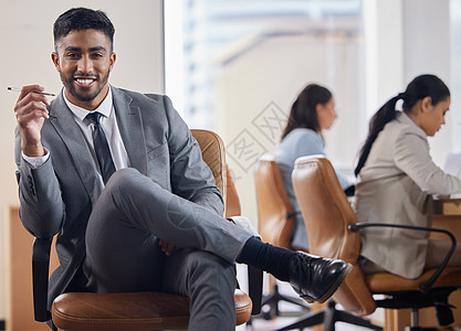让老板动起来 很快你就会成为老板 一个英俊的年轻商务人士坐在办公室里的老板图片