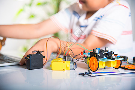亚洲男孩亚裔男孩学习用笔记本电脑为Arduino机器人车编码和编程活动原型硬件蒸汽程序员班级孩子们教育学生项目图片