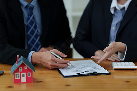 特写商务人士指向和签署购买房子的协议 银行经理和房地产概念图片