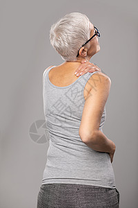 颈部和肩部疼痛 有身体和肌肉问题的老年妇女图片