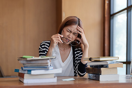 亚洲学生与一群手坐在一起 在大学图书馆阅读期末考试 校对 Portnoy图片