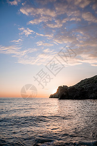 红色的日落在海面上 岩石火山悬崖 抽象自然 夏季或春季海洋背景 笑声假期海滩天空火花辉光调子太阳海浪蓝色季节图片