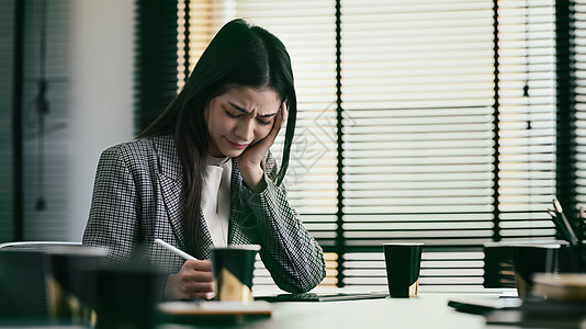 沮丧的女商务人士疲劳 对工作感到压力 生活和最后期限概念是紧张的图片