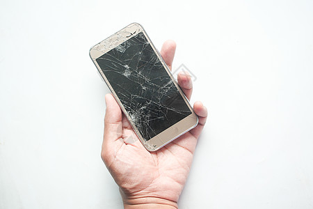 男子手持破损的智能电话 用白色背景图片