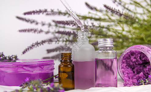 含有熏衣草提取物的斯帕化妆品 有选择性的焦点草药治疗植物紫色香水化妆品皮肤草本植物薰衣草液体图片