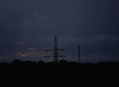 在暴风天和闪电背景下的电线 直线图片