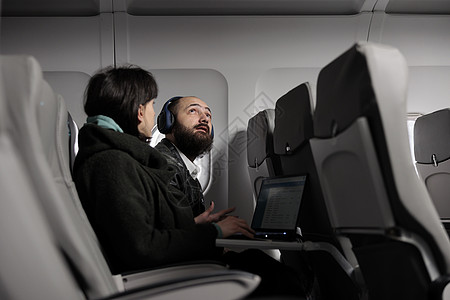 在空气中准备在飞机上起飞的旅游男旅客背景