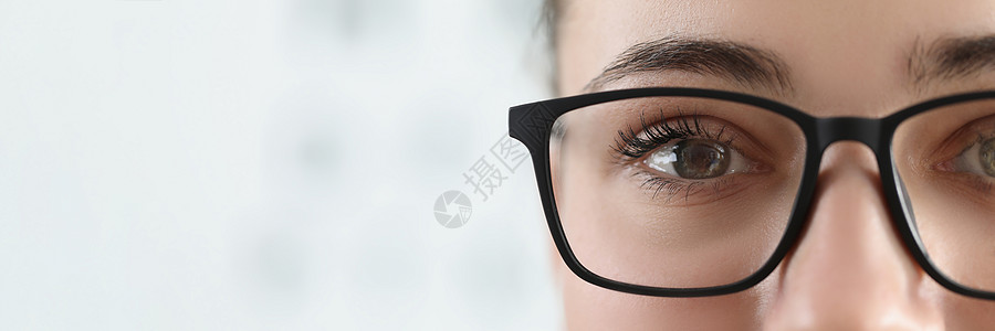 女人的脸脸 女人戴眼镜 用黑框来更好的视力内阁职业考试验光师办公室眼睛专家配镜师情况医生图片