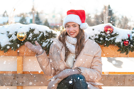 冬季肖像年轻成人美丽的女人在圣诞老人的帽子 圣诞节的心情 下雪 冬季美容时尚理念庆祝活动女性快乐女孩季节乐趣手套假期幸福图片