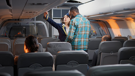 不同乘客群体在飞机座位上登上飞机图片