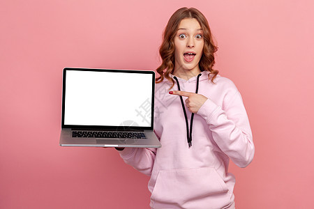 粉红色背景的年轻情感女性的肖像网站笔记本女士博客电脑视频技术社交网络互联网购物图片