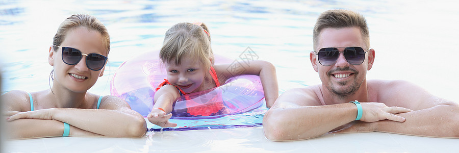 快乐的家庭在游泳池里合拍相照的喜悦家庭女儿幸福棕褐色母亲泳装女士情调国家女孩情感图片