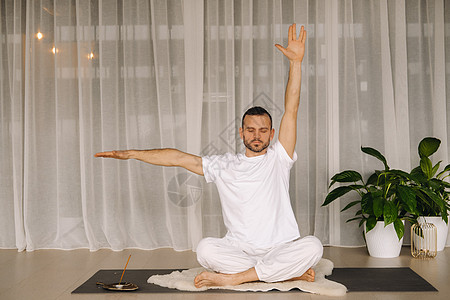 穿白色运动服的男子正在健身房做瑜伽 健康生活方式的概念是身体活力运动塑料收费闲暇冒充健康成人训练图片