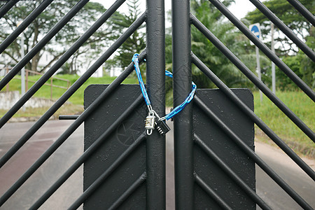 日期大门被锁上 有锁锁锁和锁链房子秘密安全金属建筑入口绿色挂锁木头圆圈图片