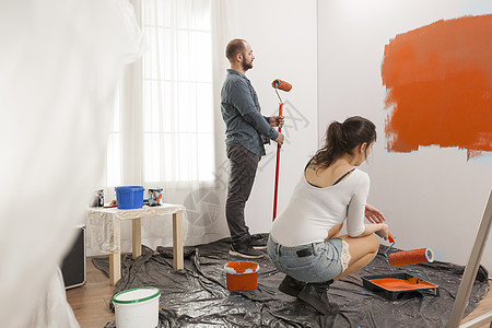 含橙色油漆的家庭绘画室图片