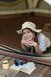 在泰国的亚洲妇女旅行和露营 户外活动生活方式旅游荒野朋友阳光友谊火焰运动微笑娱乐货车自由图片