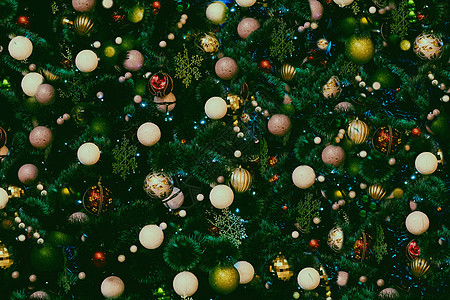 背景是新年玩具和圣诞树的树枝图片