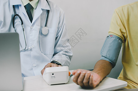 医生测量老年男性患者的血压 请查看InfoFinland上的动脉压力测试有氧运动诊所保健健康护士医院监视器图片