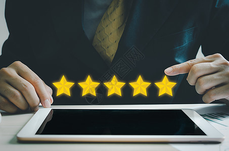 在平板电脑 反馈和积极客户审查上 有5个明星的满意度分数与商务人士触摸屏幕的顾客概念极佳服务图片
