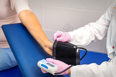 医生在手臂上加了计时器考试医院救护车卫生病人成人女士测试诊断桌子图片