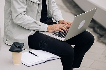 使用笔记本电脑键盘打字的商务人士专业用户男性手的特写坐在办公室附近 使用 PC 软件应用技术概念在线工作图片