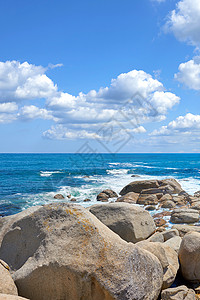 在南非开普敦坎普斯湾 在多云的蓝天背景和岩石海岸的海上复制空间 横跨雄伟海洋的海滩岸边的巨石 风景秀丽的暑假图片