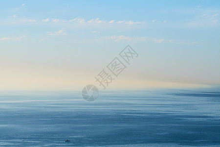 一片空荡荡的海洋 蓝天和复制空间 海滩的开阔海景背景与平静的水 风景秀丽的海面 平静的波纹和地平线上初升的朝阳图片