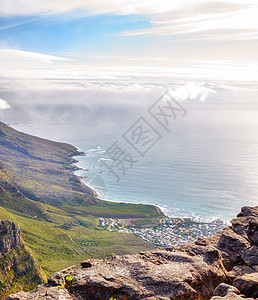 狮子头山风景与房子 海洋和多云天空与复制空间 南非开普敦一座城市的绿山全景 植被茂盛图片