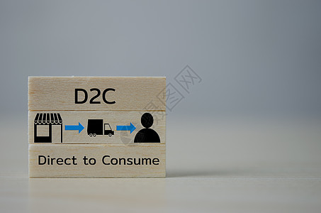 直接在桌子和复制空间上与消费者D2C直接连接的木制木制立方体图片