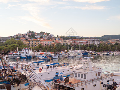 La Spezia 意大利  2022年6月9日巡航地标建筑学天际支撑场景目的地帆船蓝色甲板图片