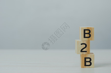 B2B企业对商业的木制板块 放在桌上复制空间 商业概念图片