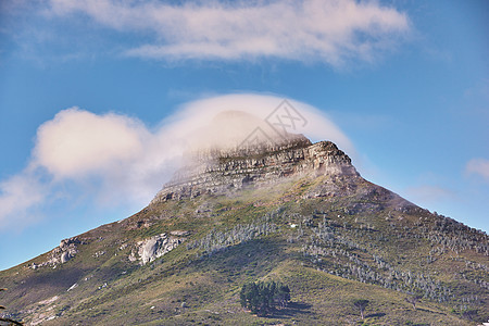 南非开普敦的狮子头山景观 云层覆盖着蓝天和复制空间的山峰 热门旅游目的地和大自然中的野外崎岖徒步地形图片