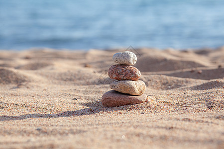 圆石在海边的一纵列中 互相顶着支撑平衡海滩旅行假期海洋天空蓝色温泉禅意图片