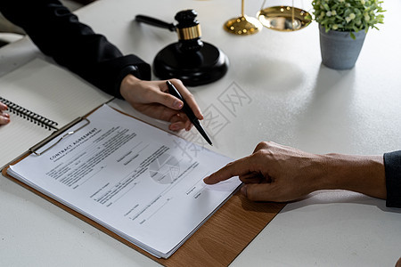 商务人士签署一份合同投资专业文件协议 会议室 先生们请到客厅客户桌子顾问文书金融贷款交易管理人员保险文档图片