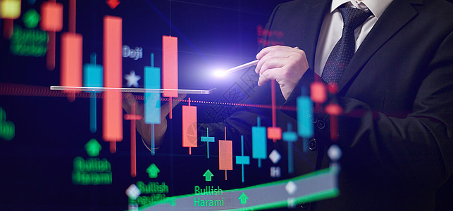 持有股票平板电脑的商务人士 用于分析股票市场的虚拟技术投资图表 银行金融和规划概念财富营销银行业屏幕速度药片战略商务人士货币图片