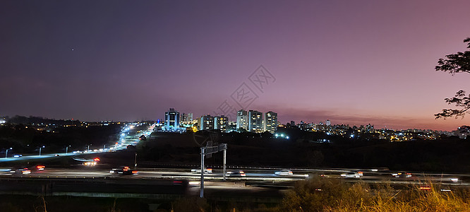 在圣保罗内地城市暴风雨的日落中景观速度天际建筑广告小时摩天大楼商业形象运输图片