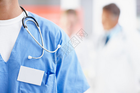 医疗专业人员的标记 一位男性外科医生在复制空间旁边戴着名牌的裁剪图像图片