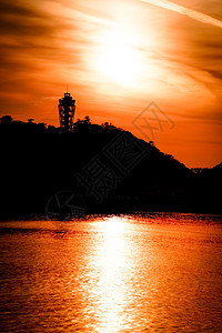 江之岛日落 带有环岛的光影天空海面橙子播种太阳海岸水面海洋阴影美景图片
