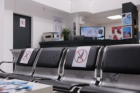 医院接待厅的空候诊室椅子图片
