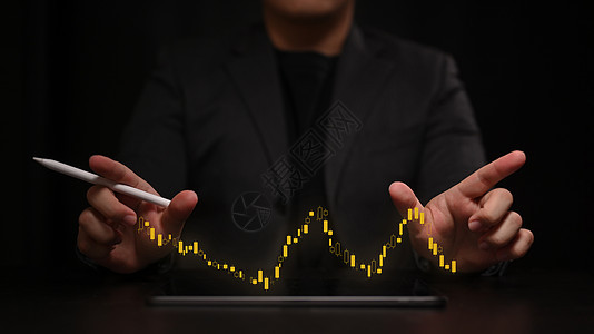 使用数字平板电脑并显示不断增长的虚拟全息图的统计数据的商务人士 股票市场 业务增长和战略概念图片