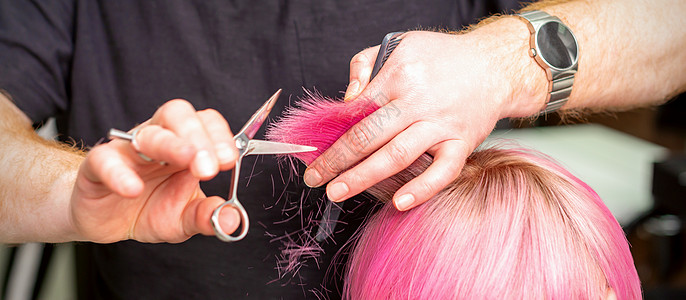 剪短粉红色头发的理发师顾客剪发造型师沙龙成人理发店员工发型师梳妆台发型图片