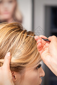 接受理发的妇女治疗魅力刷子卷曲沙龙工作客户顾客女士发型师图片