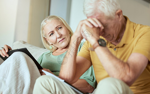 不幸的老年夫妇一起坐在沙发上 看起来很紧张 白人老年男女在查看文书工作和债务时看起来很担心自己的未来图片